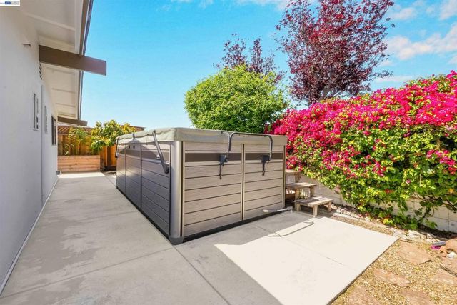 2571 Ocala St, Hayward, CA 94545