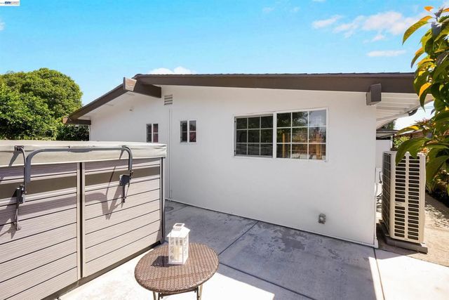 2571 Ocala St, Hayward, CA 94545