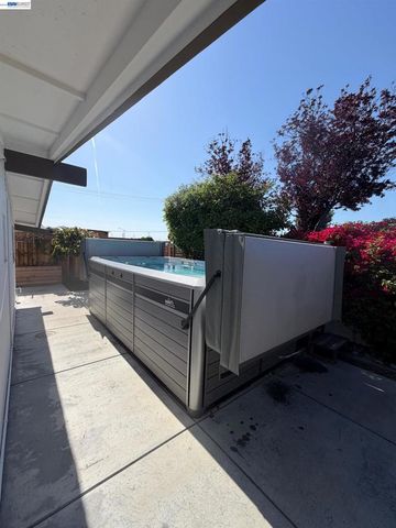 2571 Ocala St, Hayward, CA 94545