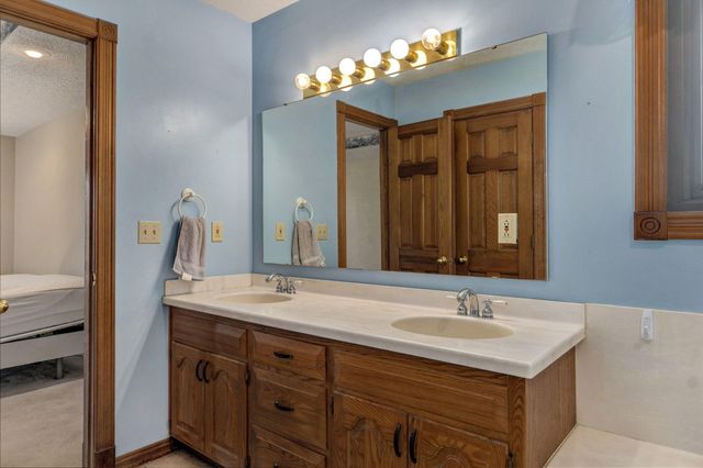 1476 E Peartree Drive, Ozark, MO 65721