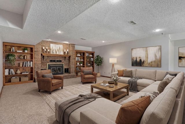 1476 E Peartree Drive, Ozark, MO 65721