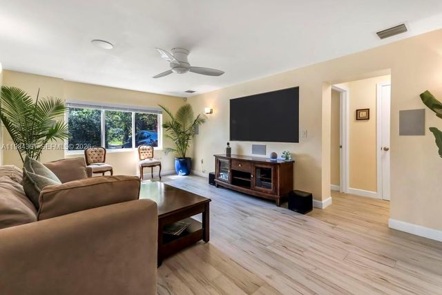 222 SW 7th St, Dania Beach, FL 33004