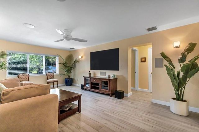 222 SW 7th St, Dania Beach, FL 33004