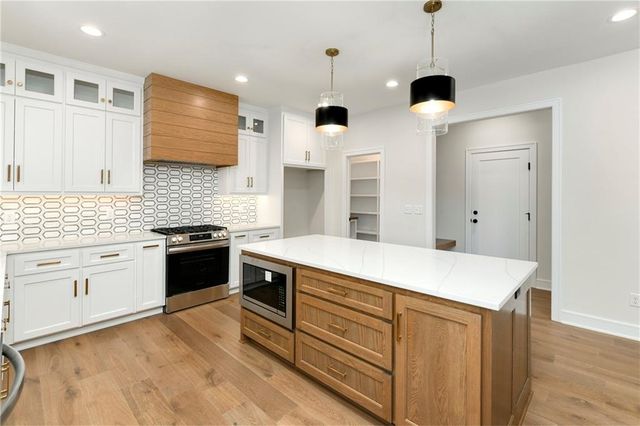 3949 SW Flintrock Drive, Lee's Summit, MO 64082