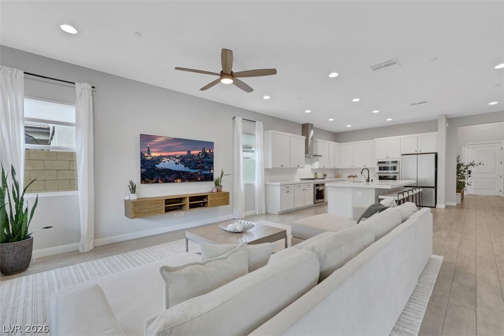 812 Klamath Springs Street, Henderson, NV 89011 — photo 2
