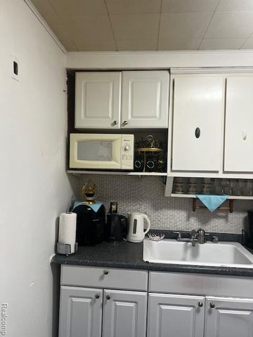 6083 Rosemont Avenue, Detroit, MI 48228