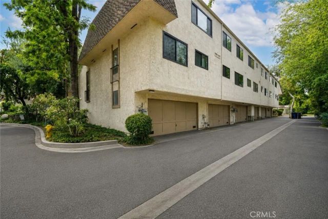 6121 Shoup Avenue 6, Woodland Hills, CA 91367