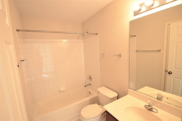 2843 Rutland Circle 201, Naperville, IL 60564