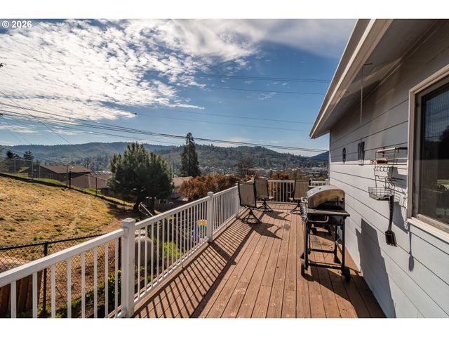 918 Ne MALHEUR Ave, Roseburg, OR 97470