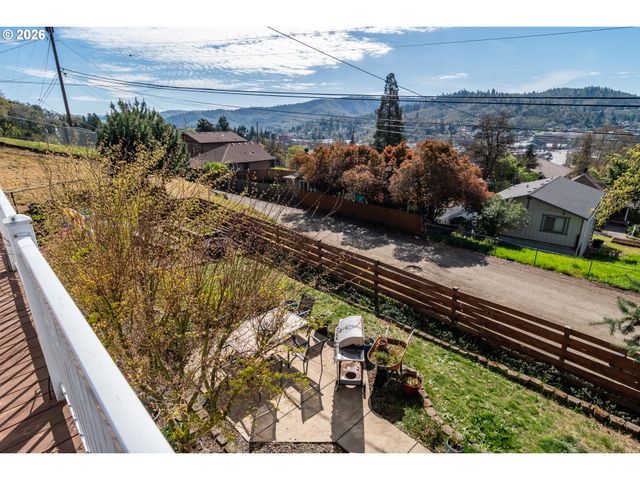 918 Ne MALHEUR Ave, Roseburg, OR 97470