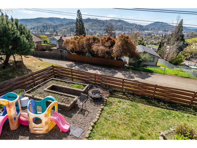 918 Ne MALHEUR Ave, Roseburg, OR 97470