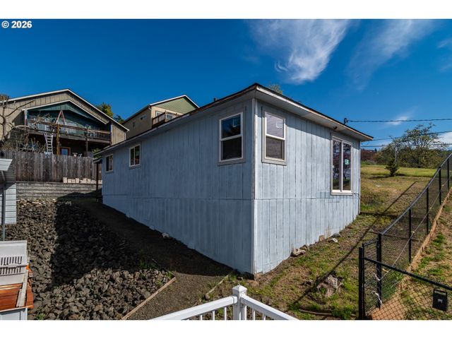 918 Ne MALHEUR Ave, Roseburg, OR 97470