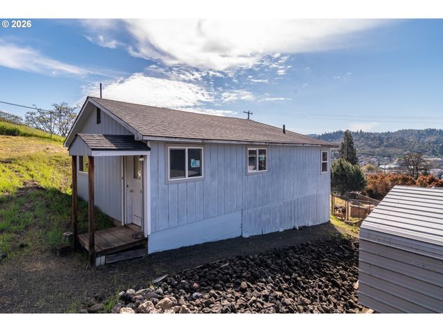918 Ne MALHEUR Ave, Roseburg, OR 97470