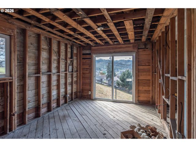 918 Ne MALHEUR Ave, Roseburg, OR 97470