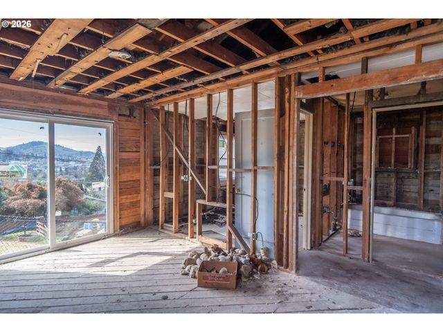 918 Ne MALHEUR Ave, Roseburg, OR 97470