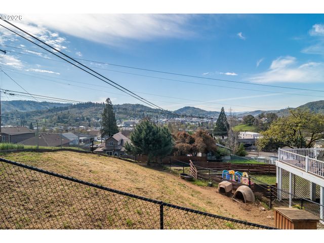 918 Ne MALHEUR Ave, Roseburg, OR 97470