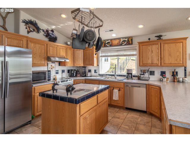 918 Ne MALHEUR Ave, Roseburg, OR 97470