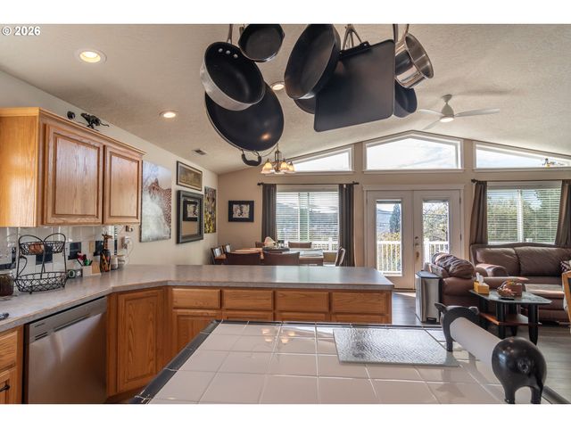 918 Ne MALHEUR Ave, Roseburg, OR 97470