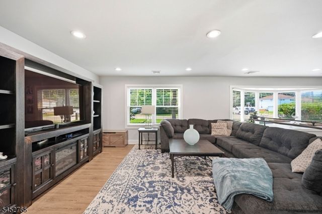 226 Church Ln, Wayne Twp., NJ 07470