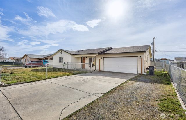 1215 Lowry St, Moses Lake, WA 98837