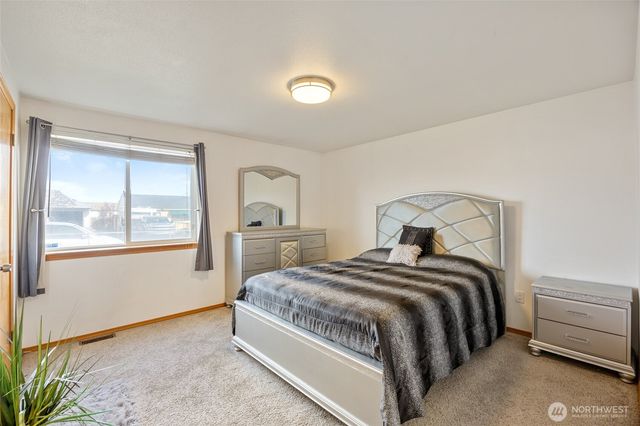 1215 Lowry St, Moses Lake, WA 98837