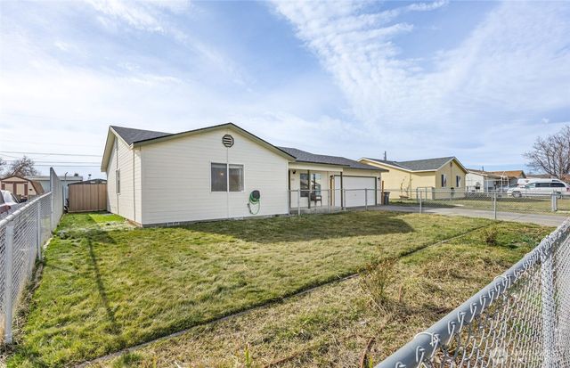 1215 Lowry St, Moses Lake, WA 98837