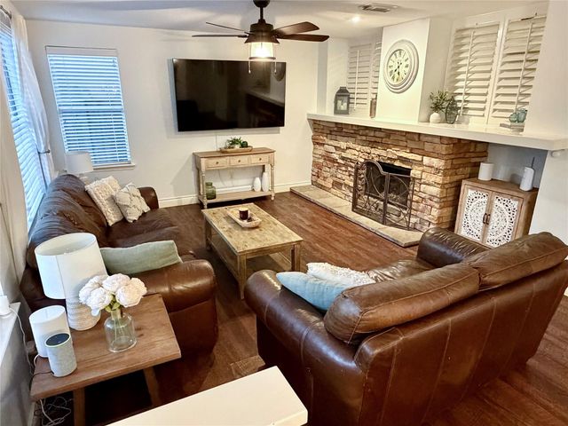 19 E New Avery Place, The Woodlands, TX 77382