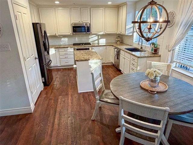 19 E New Avery Place, The Woodlands, TX 77382