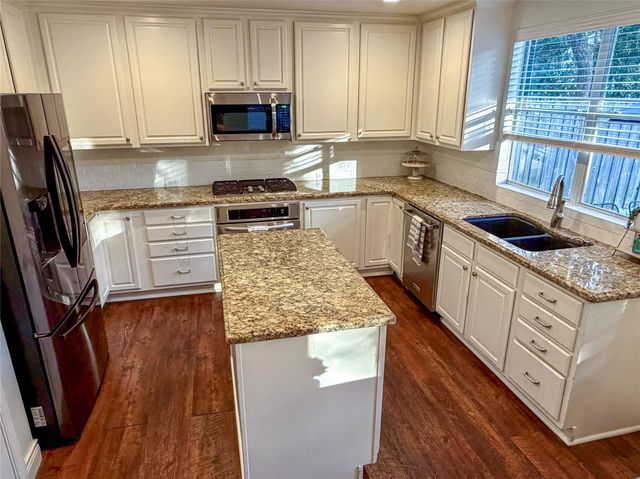 19 E New Avery Place, The Woodlands, TX 77382