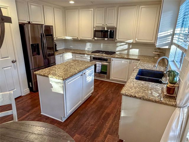 19 E New Avery Place, The Woodlands, TX 77382