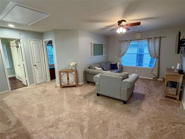 19 E New Avery Place, The Woodlands, TX 77382