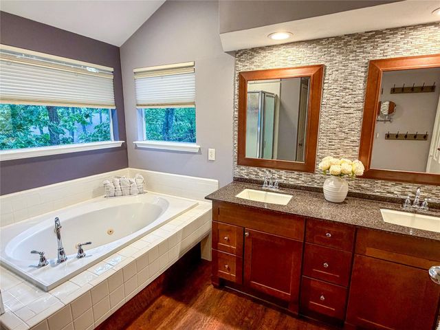 19 E New Avery Place, The Woodlands, TX 77382