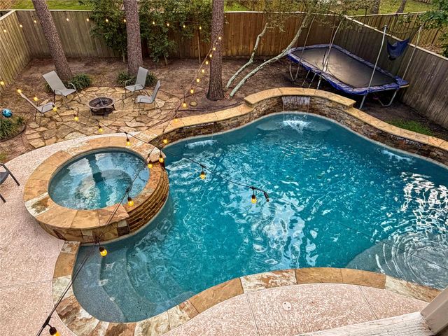 19 E New Avery Place, The Woodlands, TX 77382