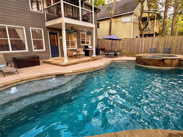 19 E New Avery Place, The Woodlands, TX 77382