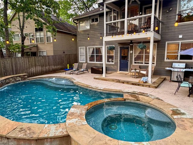 19 E New Avery Place, The Woodlands, TX 77382