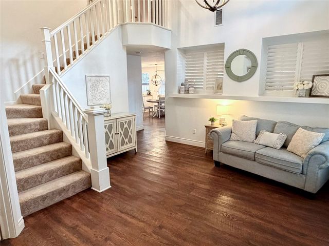 19 E New Avery Place, The Woodlands, TX 77382