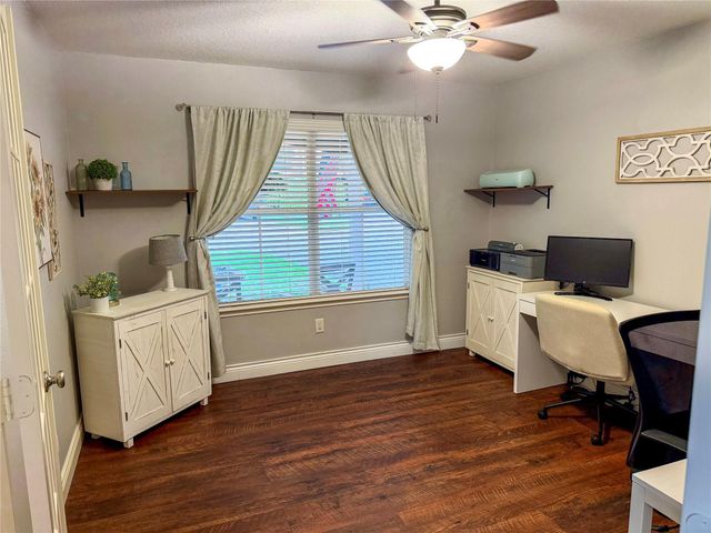 19 E New Avery Place, The Woodlands, TX 77382