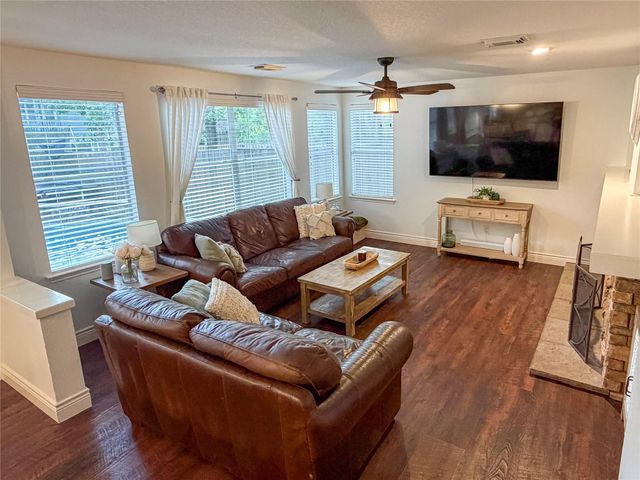 19 E New Avery Place, The Woodlands, TX 77382