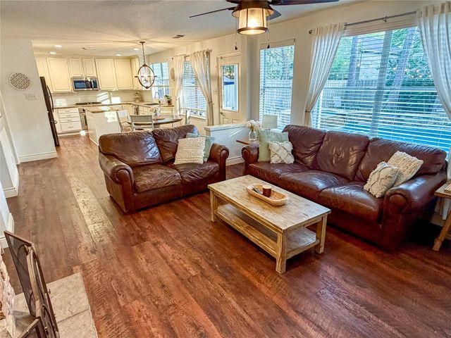 19 E New Avery Place, The Woodlands, TX 77382