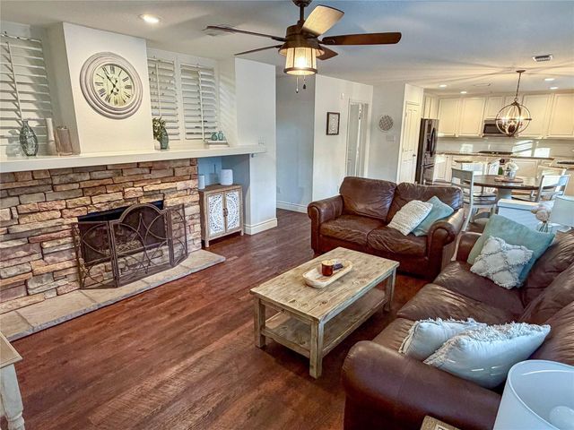 19 E New Avery Place, The Woodlands, TX 77382