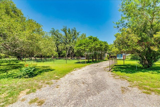 170 Whitetail LN, Dale, TX 78616