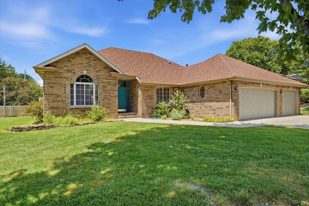 909 E Maplewood Street, Springfield, MO 65807