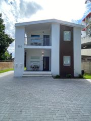 190 NW 57th St, Miami, FL 33127