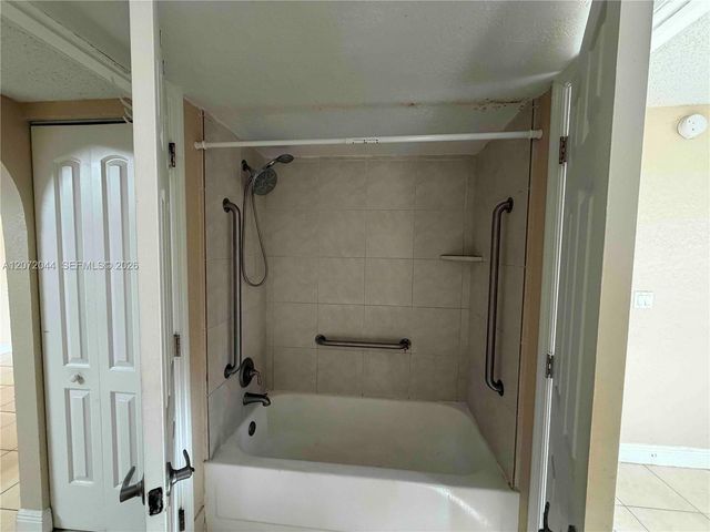 5701 Riverside Drive 204B6, Coral Springs, FL 33067