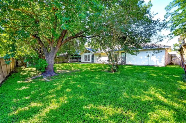 15207 Pleasant Valley Road, Houston, TX 77062