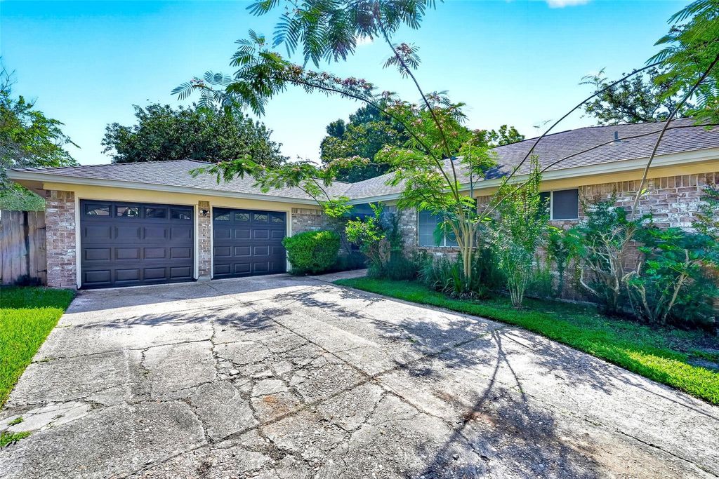 15207 Pleasant Valley Road, Houston, TX 77062