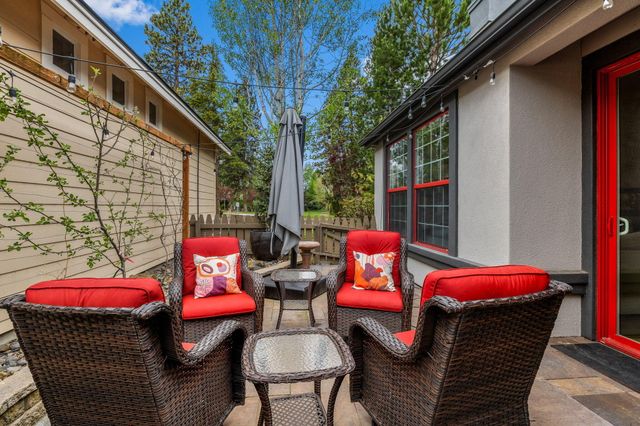 61578 Devils Lake Drive, Bend, OR 97702