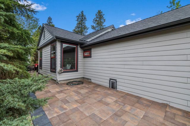 61578 Devils Lake Drive, Bend, OR 97702