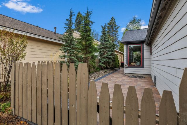 61578 Devils Lake Drive, Bend, OR 97702