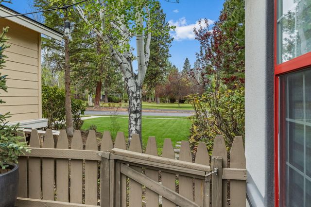 61578 Devils Lake Drive, Bend, OR 97702